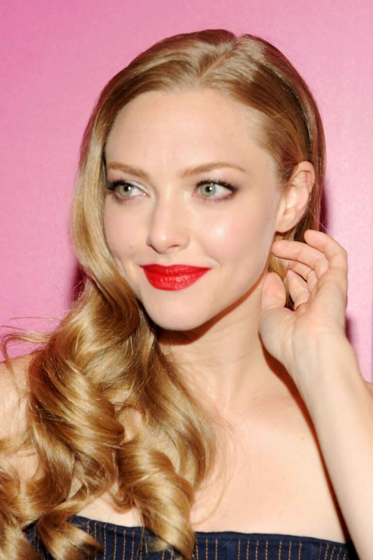 10 Red Lipstick Looks of Amanda Seyfried - Gluwee