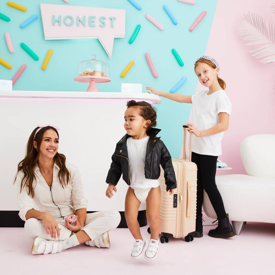 Let's See 10 Lovely Pic Of Jessica Alba Family