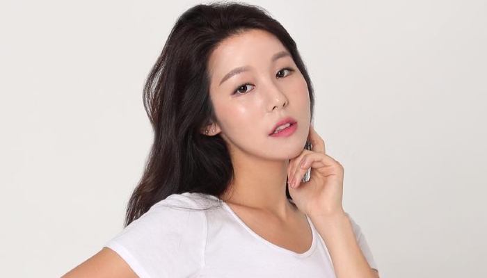 Lee Eunbi - Bio, Profile, Facts, Family & Life Story - Gluwee